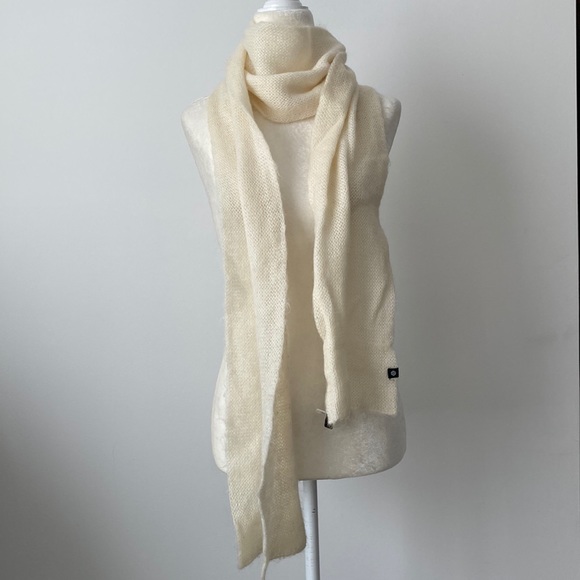 GAP Off White Scarf - Picture 1 of 7